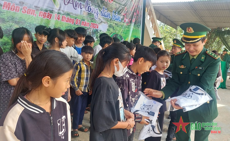 Trao 200 suất quà tặng nhân dân và học sinh xã biên giới Môn Sơn, Nghệ An